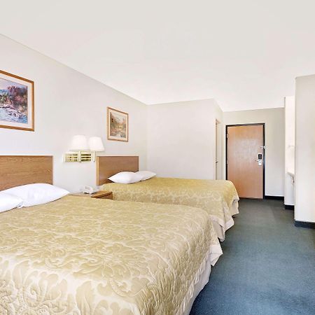 Super 8 By Wyndham Battle Mountain Hotel Екстериор снимка