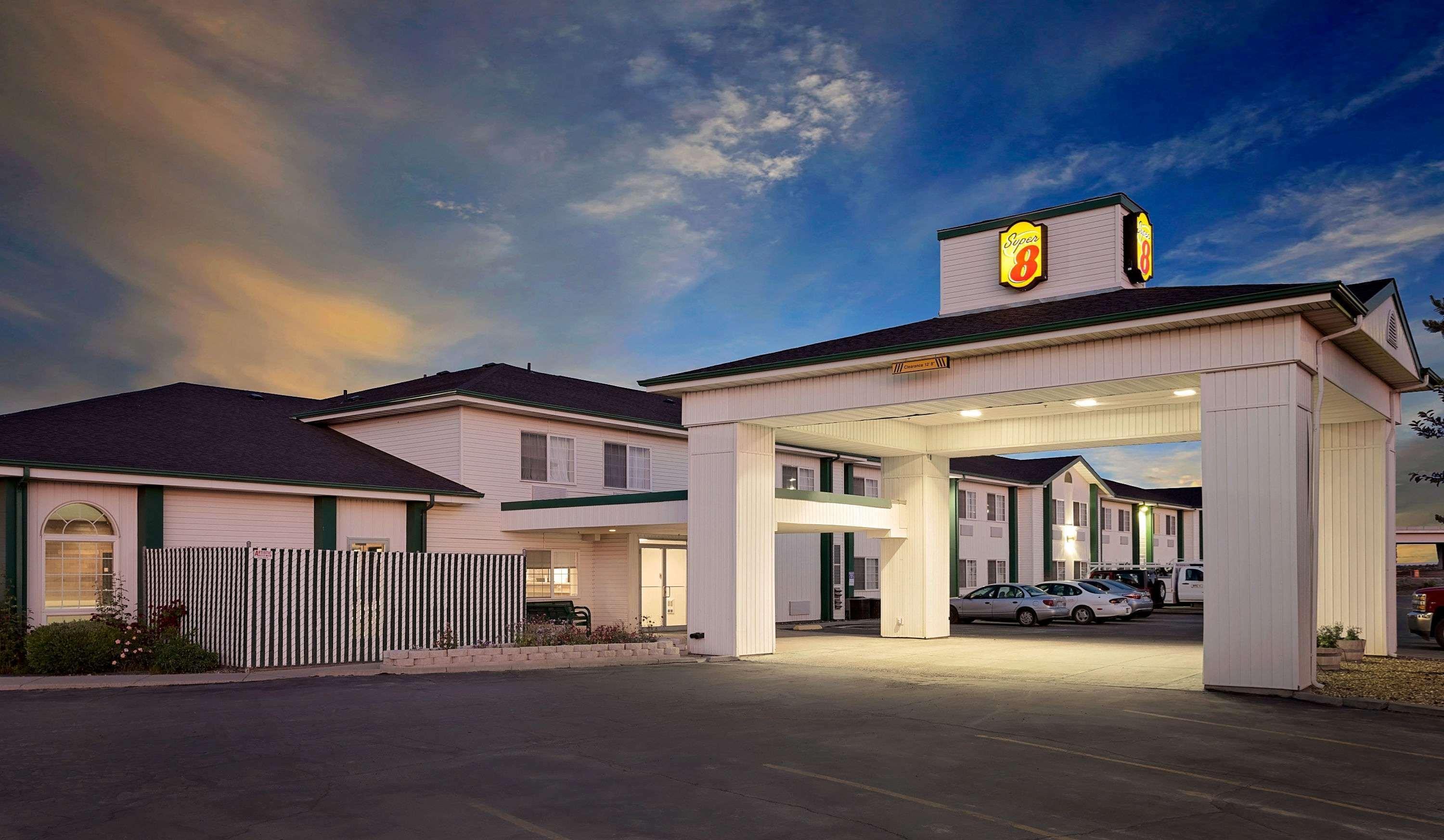 Super 8 By Wyndham Battle Mountain Hotel Екстериор снимка