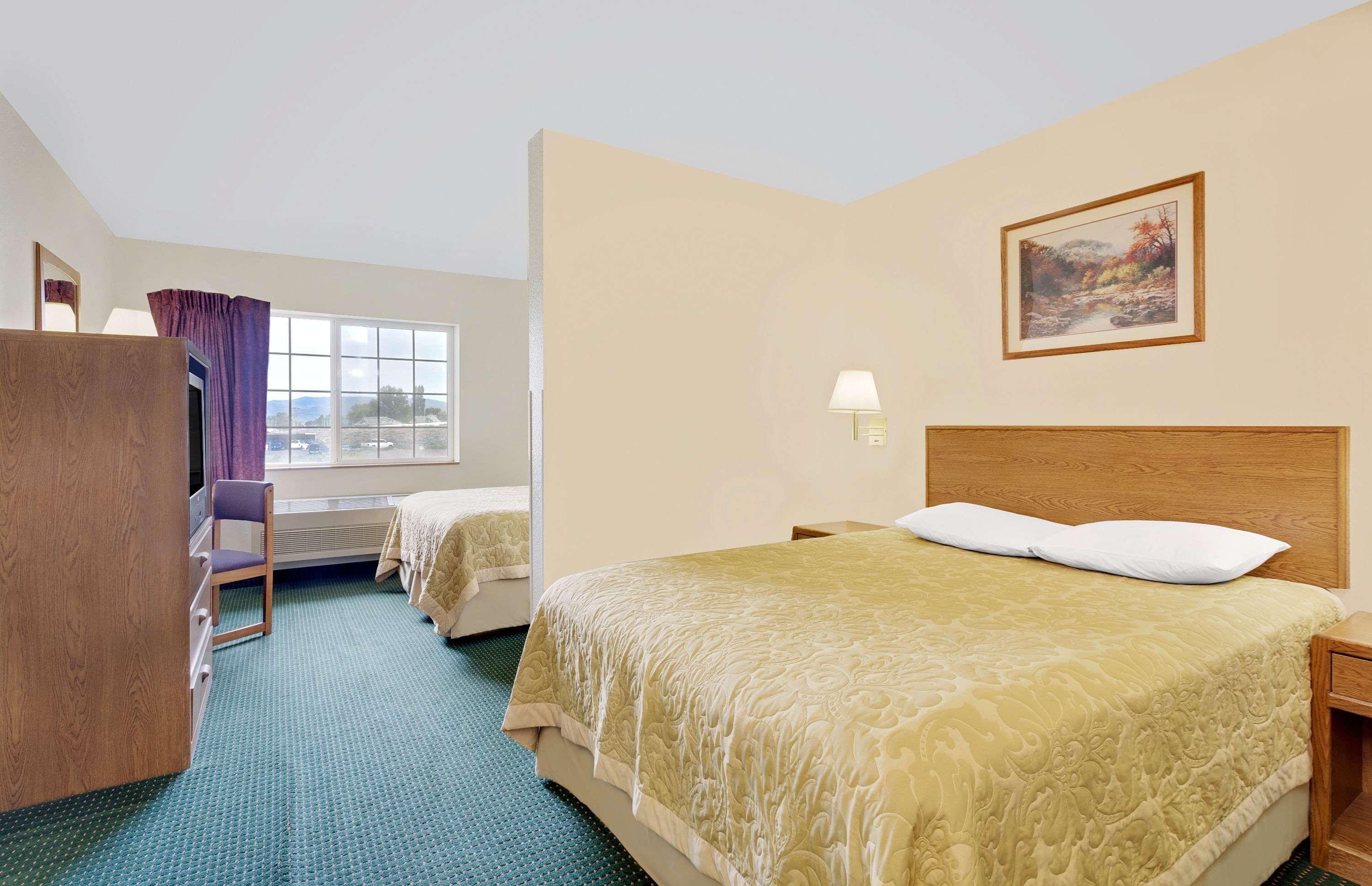 Super 8 By Wyndham Battle Mountain Hotel Екстериор снимка