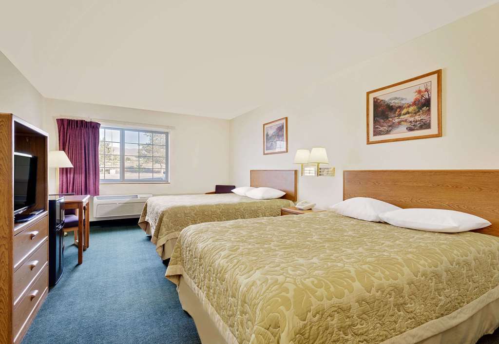 Super 8 By Wyndham Battle Mountain Hotel Стая снимка